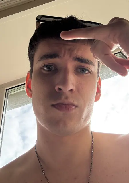 Я Максим, 20, из Санкт-Петербурга, ищу знакомство для постоянных отношений