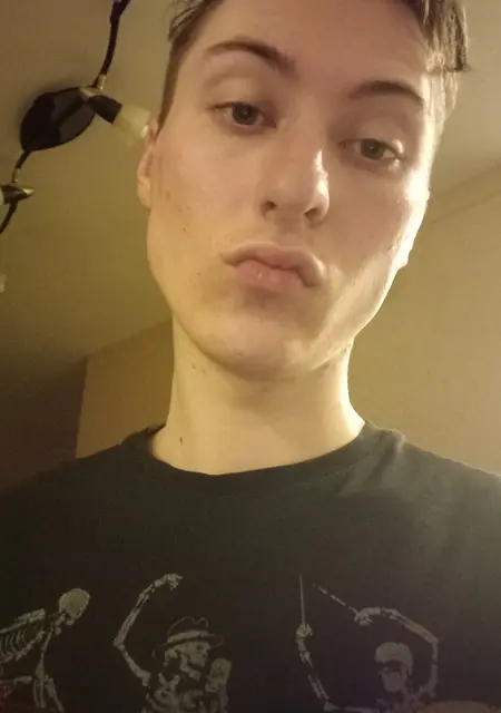 Денис из Владивостока, мне 22, познакомлюсь на одну ночь