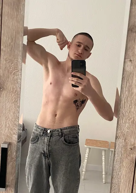 Я Евгений, 21, из Симферополя, ищу знакомства без обязательств