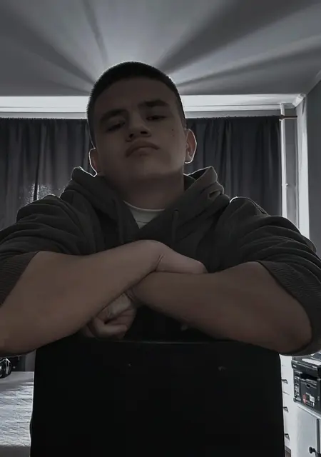 Андрей из Тюмени, мне 19, познакомлюсь для вирта