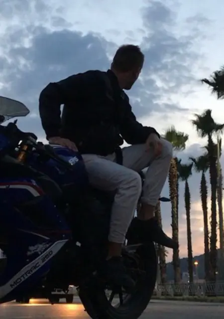 Я Даниил, 19, из Севастополя, ищу знакомства на одну ночь