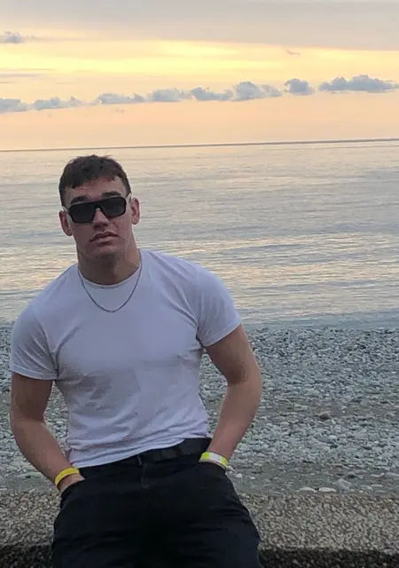 Я Радмир, 21, из Москвы, ищу знакомство для открытые отношения