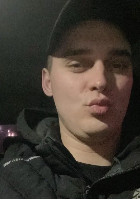 Толик из Санкт-Петербурга, мне 29, познакомлюсь на одну ночь
