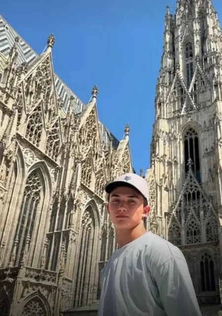 Adam из Всеволожска, мне 19, познакомлюсь без обязательств