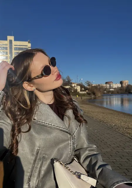 Я Соня, 18, из Нижнего Тагила, ищу знакомство для постоянных отношений