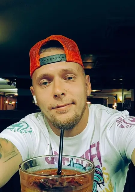 Nikita из Новотроицка, мне 31, познакомлюсь для общения