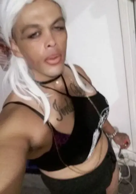 I'm Carly Nanner, 37 from London, seeking connections