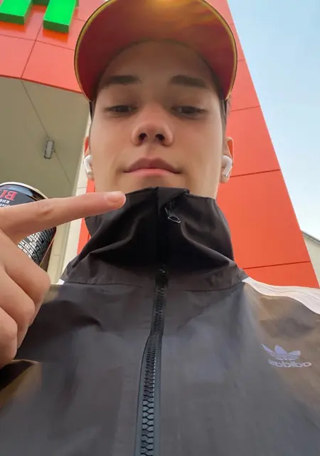 Я Arsentiy, 21, из Ухты, ищу знакомства без обязательств