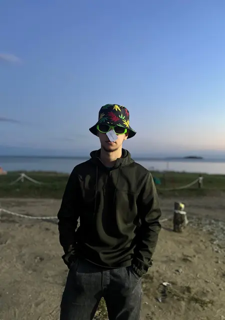 Максим из Уссурийска, ищу на сайте знакомства без обязательств