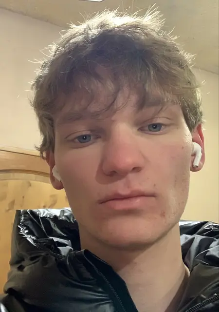 Я Александр, 19, знакомлюсь на одну ночь в Омске